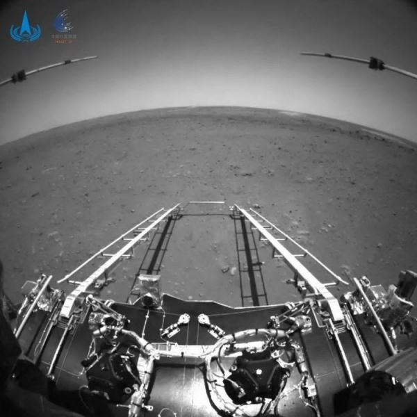 Китайский марсоход Zhurong прислал первые фотографии с Красной планеты